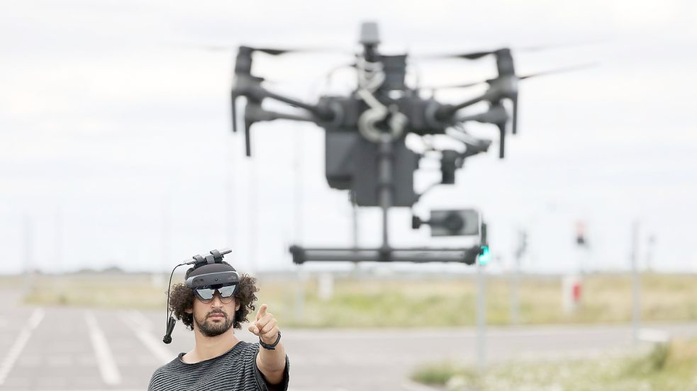 Mohamed Azzahhafi, Drohenpilot im Innovation Lab von Vodafone, steuert auf dem Vodafone 5G Mobility Lab die Drohne DJI Matrice 210 RTK. Foto: Oliver Berg/dpa