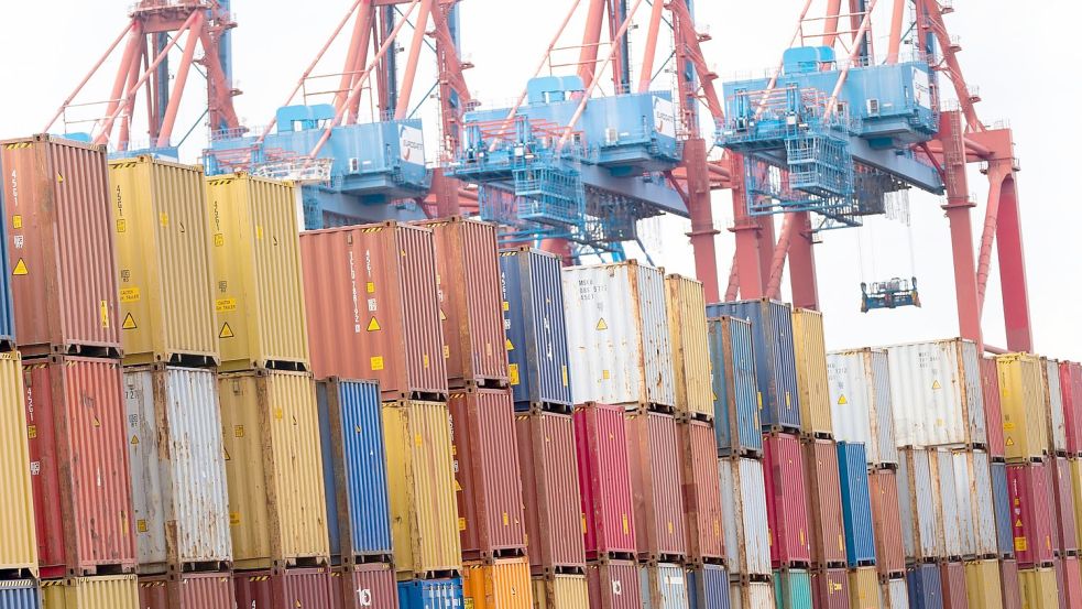 Containerterminal in Waltershof. Die deutsche Industrie konnte ihre Produktion in Juni leicht steigern. Foto: Jonas Walzberg/dpa