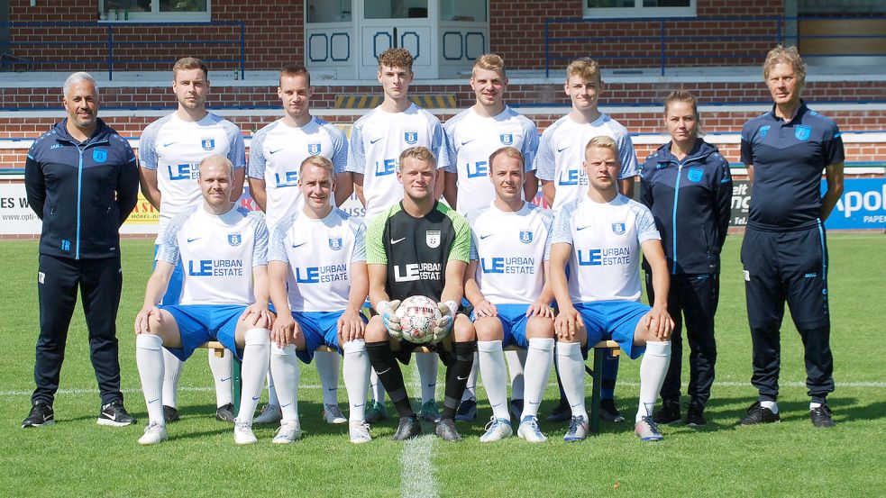 Neu bei BW Papenburg sind (hinten, von links) Trainer George-Cemil Yumusak, Eike Begemann, Bent Janßen, Lennart Güthoff, Steffen Busemann, Felix Gerdes, Physiotherapeutin Stefanie Kretzschmar, Torwarttrainer Harry Drent sowie (vorne, von links) Ole Eucken, Sönke Weßling, Frank Beekmann, Markus Raming-Freesen und Lukas Koets. Es fehlt Mario Brands. Foto: Reemts