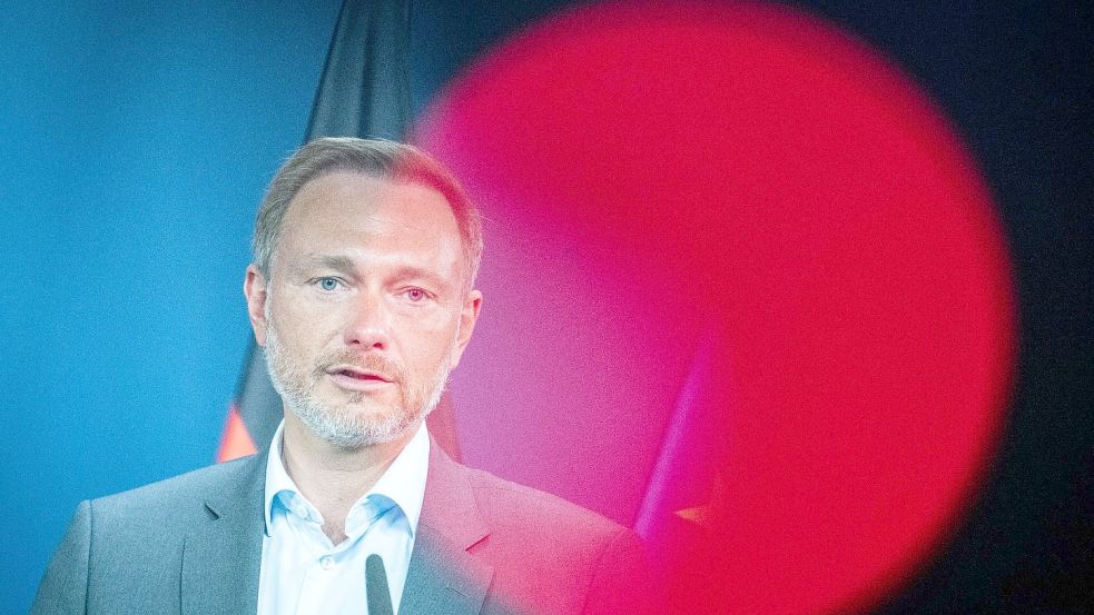 „Wir ziehen diesen Schritt bewusst vor – denn gerade in Zeiten hoher Inflation sind Entlastungen besonders wichtig“, sagte Finanzminister Christian Lindner. Foto: Michael Kappeler/dpa-Pool/dpa