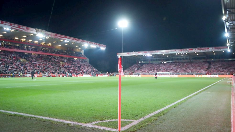 In der Alten Försterei kommt es am ersten Spieltag der neuen Spielzeit direkt zum Berliner Derby zwischen dem 1. FC Union und Hertha BSC. Foto: Andreas Gora/dpa