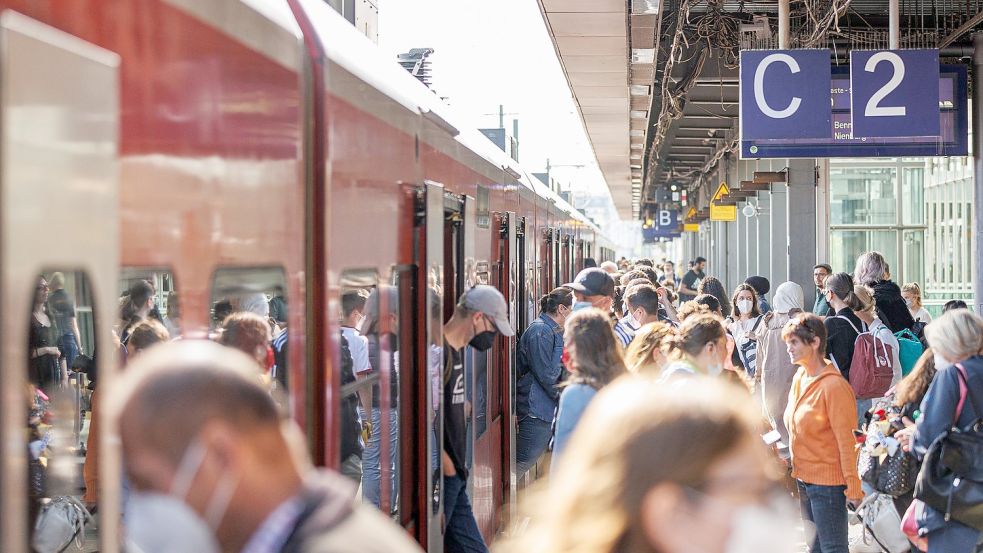 Gedränge am Bahngleis - keine Seltenheit im Sommer 2022. Foto: Michael Matthey/dpa