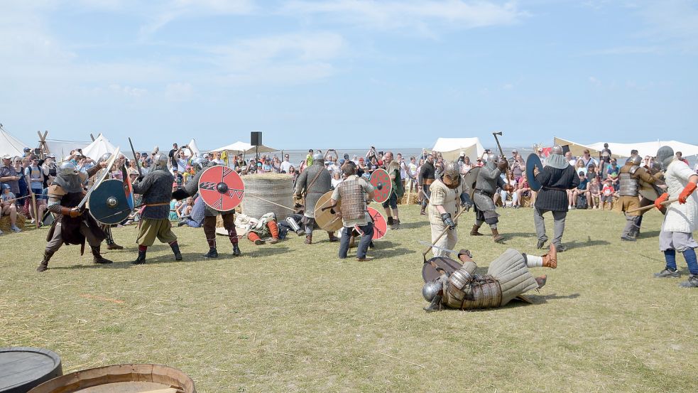 Das Wikingerfest wurde am Donnerstagvormittag eröffnet. Der Schaukampf „Die Schlacht von Nordendi“ war einer der ersten Höhepunkte. Fotos: Hillebrand
