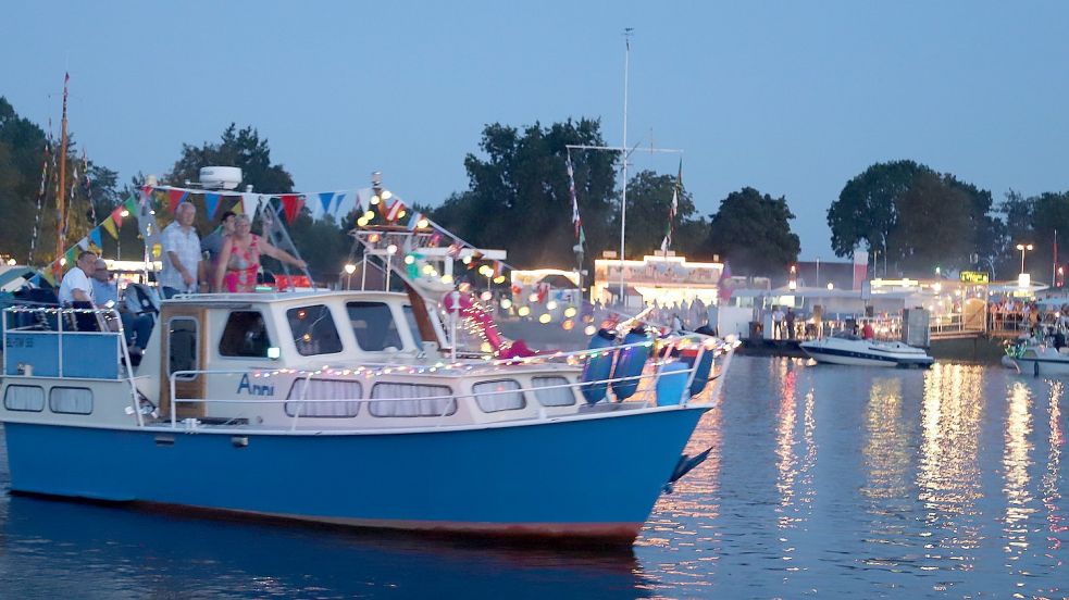 Am letzten Wochenende im August wird in Barßel Hafenfest gefeiert. Die Lichterfahrt wird es natürlich auch wieder geben. Archivfoto: Passmann