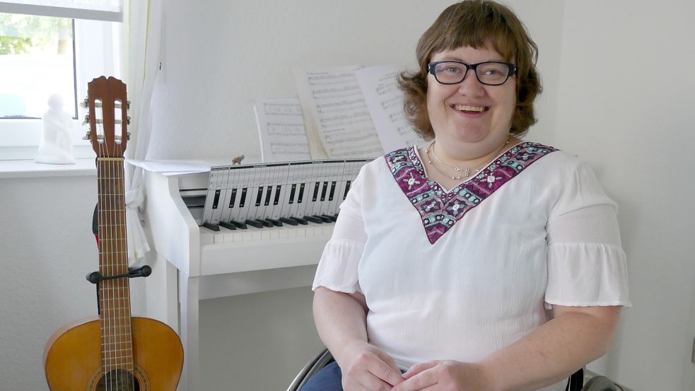 Julia Friesen hat viele Interessen, spielt Klavier und manchmal Gitarre. Doch weil sie im Rollstuhl sitzt, wird ihr - oft ohne Absicht - das Leben schwer gemacht. Zum Beispiel, wenn sie Geschäfte nur über Stufen oder Treppen zu erreichen sind.
