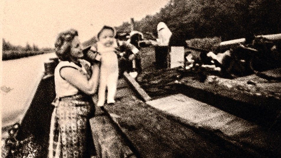 Klara Meiners mit ihrem erst wenige Monate altem Sohn an Bord der Adelheid. Bild: Privat/“Der Untergang der Adelheid“