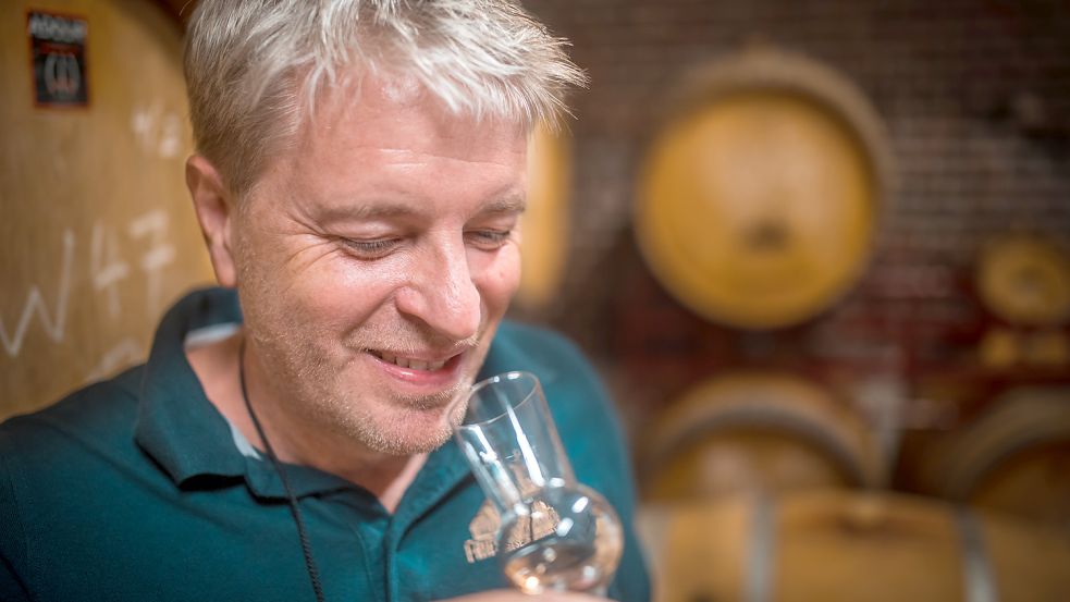 Eine feine Nase für Aromen hilft: Heiner Labohm beschnuppert eine Rum-Probe.