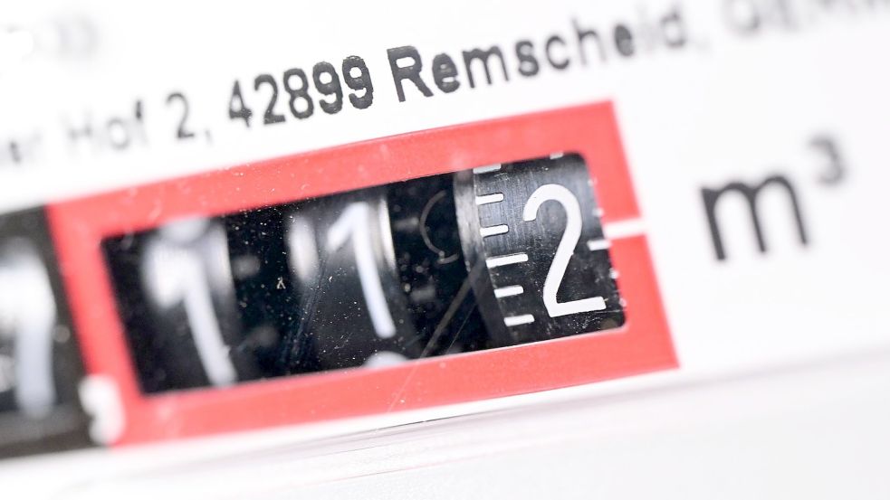 Die Anzeige einer Gasuhr in einem Privathaus. Foto: Bernd Weißbrod/dpa