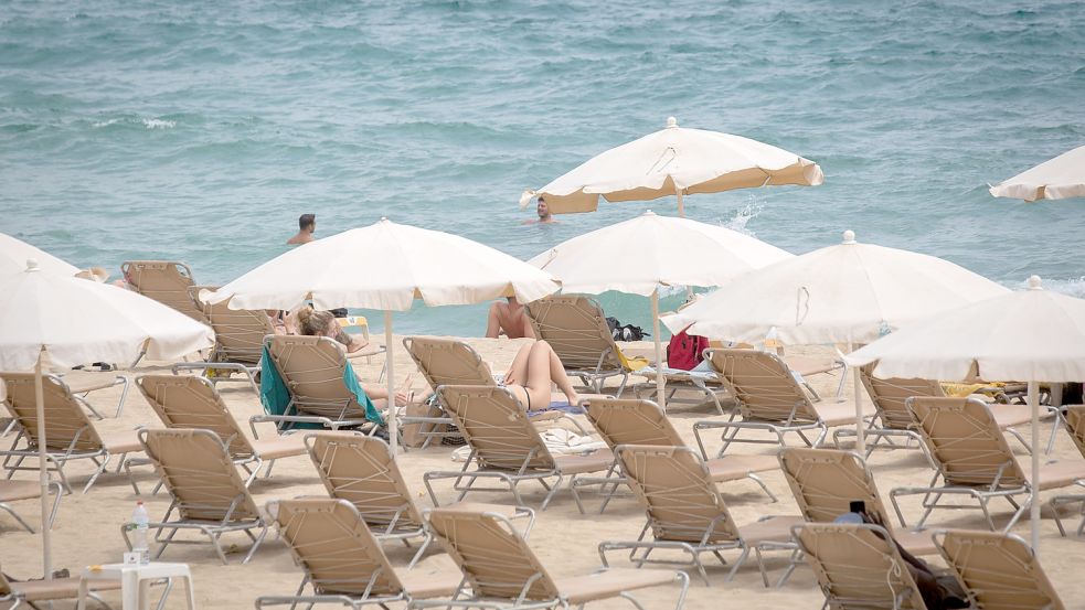 Extreme in Hitze in Spanien führt dazu, dass es selbst am Meer für viele Urlauber zu heiß ist. Foto: dpa/David Zorrakino
