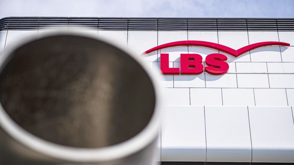 Sparkassenpräsidentin Liane Buchholz kündigt den Zusammenschluss der Bausparkassen in Münster und Hannover an. Foto: Guido Kirchner/dpa