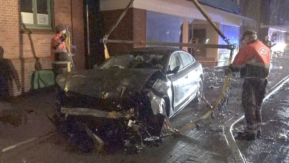 Der Audi des 33-Jährigen blieb nach dem Unfall auf dem Fußweg am Rhauderfehner Untenende stehen. Foto: Archiv