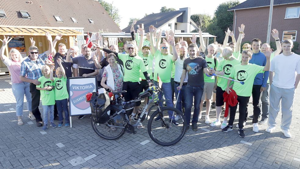 Die Mitstreiter des Projektes „Skatepark“ begrüßten Michael Bohnen (Mitte, mit Fahrrad) bei seiner Ankunft. Foto: Passmann