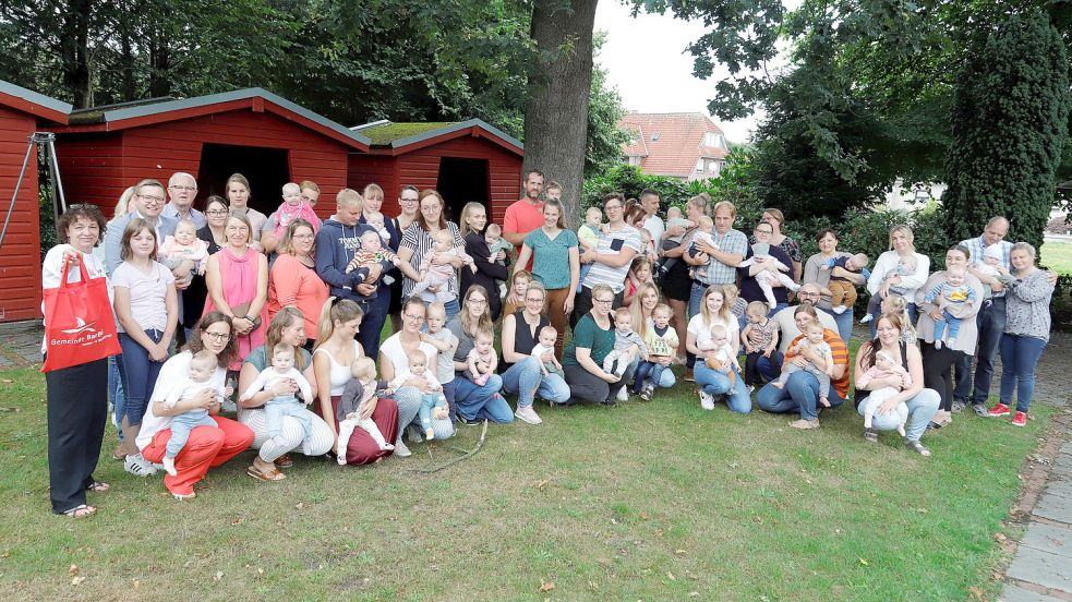 Die kleinen Neubürger der Gemeinde Barßel wurden offiziell bei einem Empfang im Pfarrheim begrüßt. Foto: Passmann