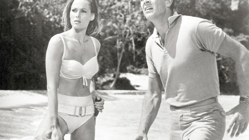 Bond Girl Ursula Andress präsentiert sich im Bikini und leitet sexuelle Revolution der 60er Jahre ein. Foto: Imago images/Cinema Publishers Collection