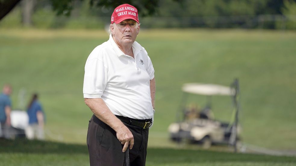 Nur Golf zu spielen, reicht ihm nicht: Ex-US-Präsident Donald Trump mischt weiter in der Politik mit. Foto: Picture Alliance/AP/DPA