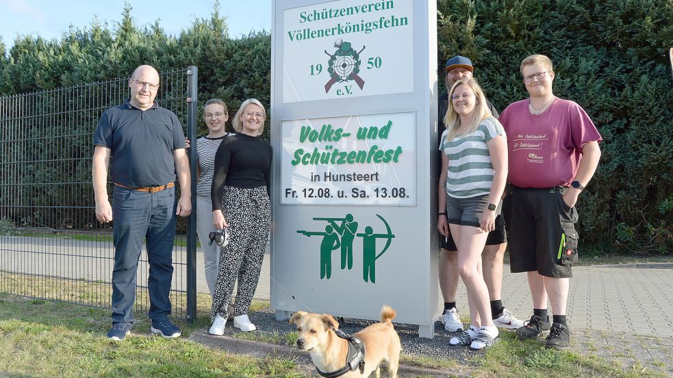 Der Schützenverein Völlenerkönigsfehn lädt ein zum Volks- und Schützenfest. Das Bild zeigt den Festausschuss (von links) Ingo Kossenjans, Vanessa Stillbauer, Katrin Groen mit Hund Feivel, Holger Harms (verdeckt), Nina Siebrands und Tino Bley. Foto: Weers