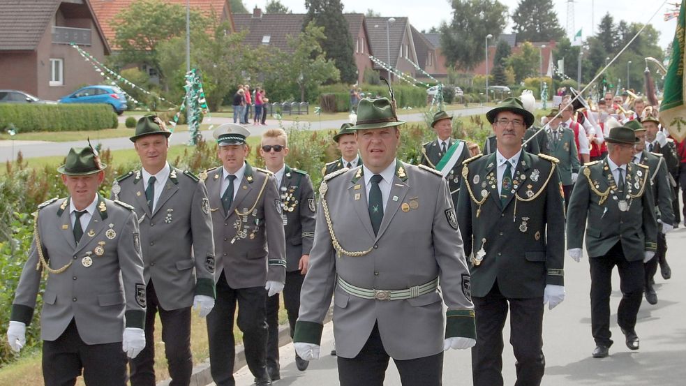 Der letzte Umzug der Schützen durch Ostrhauderfehn fand im August 2019 (Foto) statt. Nach zwei Jahren Corona-Pause soll in diesem Jahr wieder gefeiert werden. Archivfoto: Radtke