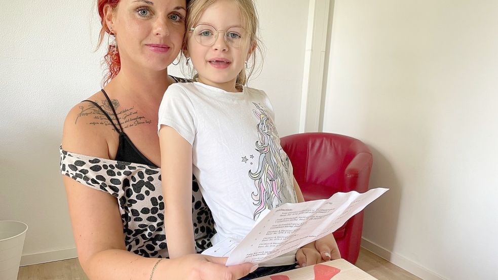 Nadine und Cecilia Freytag haben schon alles für den Schulstart der Sechsjährigen gepackt. Foto: Nording