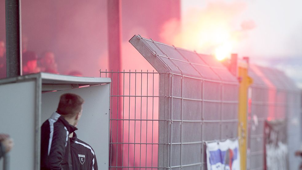 Im vergangenen Jahr wurden bengalische Feuer auch bei Heimspielen im Emder Ostfriesland-Stadion gezündet. Jetzt fiel der Emder Anhang in Lübeck negativ auf. Foto: Doden/Emden