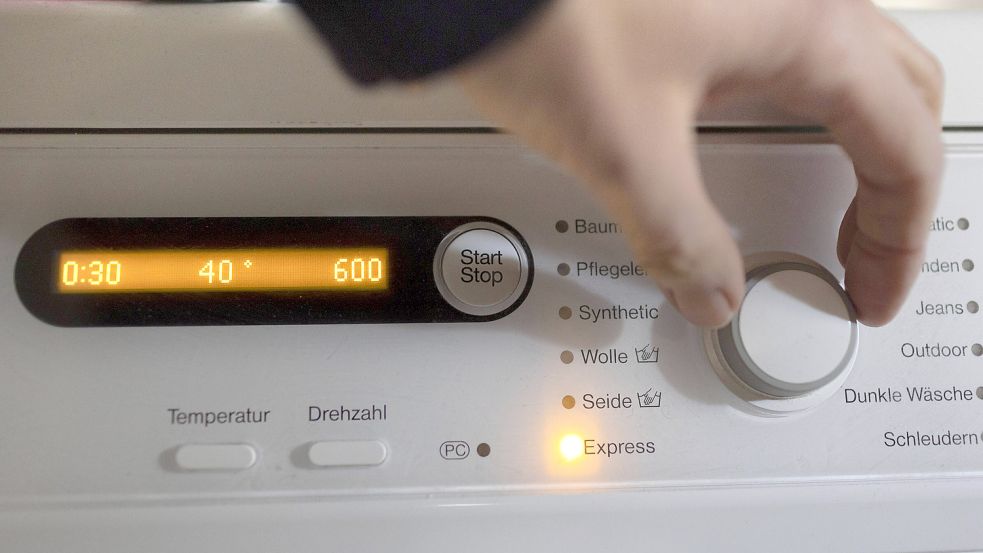 Waschmaschine im Expressprogramm, um Energie zu sparen, ist eher kontraproduktiv. Foto: imago images/Ute Grabowsky/photothek.de