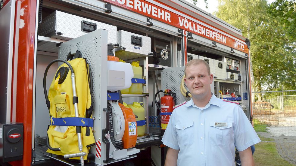 Völlenerfehns Ortsbrandmeister Matthias Vahling präsentiert einen Teil der umfangreichen Ausstattung des TLF 3000. Foto: Weers