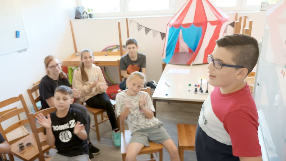 Die Kinder lernen beim Sprachcamp in kleineren Gruppen je nach Alter und Wissensstand und spielen zusammen. Fotos: Vogt