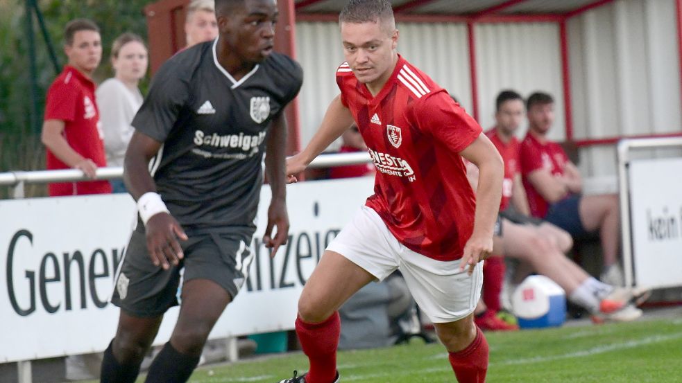 Felix Schütte (rechts) war einer von drei U23-Spielern, die bei TuRa in der 1. Herren aushalfen. Gegen Friesoythe (links Jordy-Dasylva Biakala-Zoubakela) verlor Westrhauderfehn aber verdient – vielleicht etwas zu hoch. Fotos: Damm