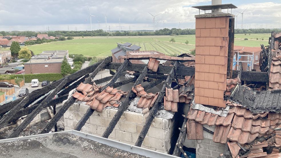 Das Dach des Wohnblocks wurde bei dem Brand fast vollständig zerstört. Foto: Hausverwaltung Ebner