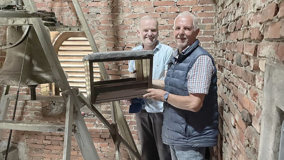 Die Falken können kommen: Dr. Johannes Bartner (rechts) und Konrad Thoben vom Nabu haben den Nistkasten eingebaut. Foto: Stix