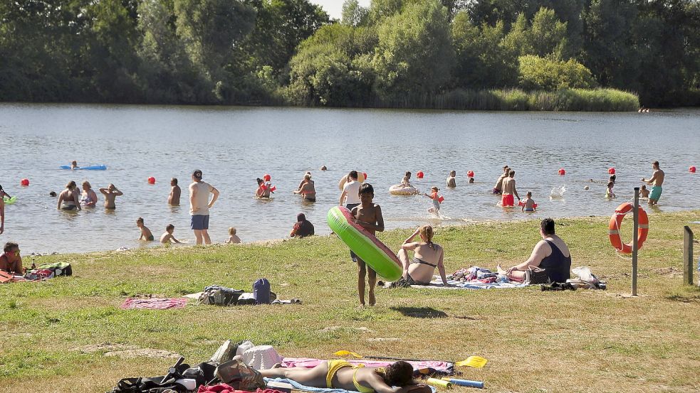 Sommerliche Temperaturen locken derzeit viele Besucher an den Badesee Holtgaste. Foto: Wolters