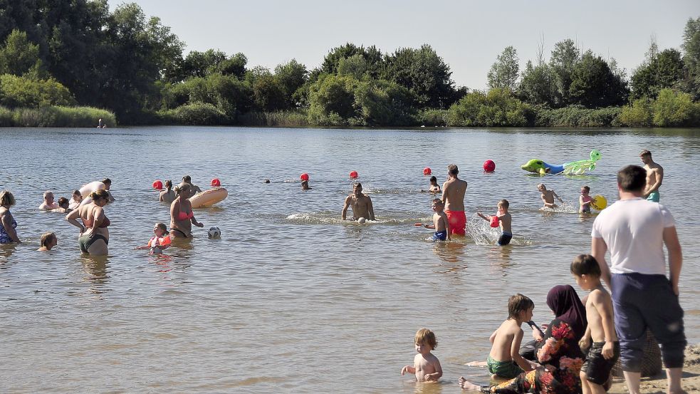 Der Badesee Holtgaste ist wegen des seicht abfallenden Ufers und der Bewachung durch Rettungsschwimmer bei Familien mit Kindern beliebt. Foto: Wolters