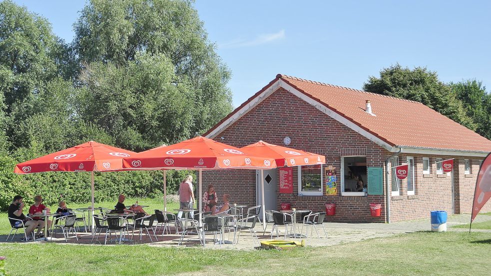Am Kiosk am Badesee in Holtgaste kann man Erfrischungen bekommen. Foto: Wolters