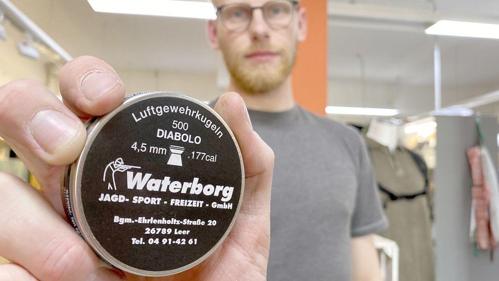 Torben Hartmann vom Fachgeschäft „Waterborg“ in Leer zeigt, welche Art von Munition Sportschützen teilweise verwenden. Foto: Heinig