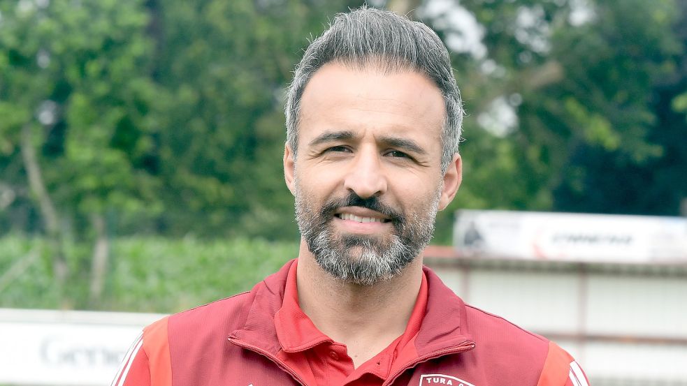 Westrhauderfehns Trainer Erhan Colak holt sich am Sonntag auch Unterstützung aus der Reserve. Foto: Damm