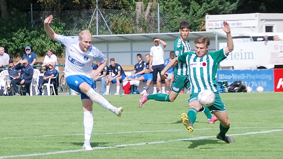 BW Papenburg (links: Ole Eucken) fährt gut vorbereitet nach Lüneburg. Am Mittwoch unterlagen die Emsländer im Niedersachsenpokal mit 10:11 im Elfmeterschießen gegen die Gastgeber. Foto: Reemts