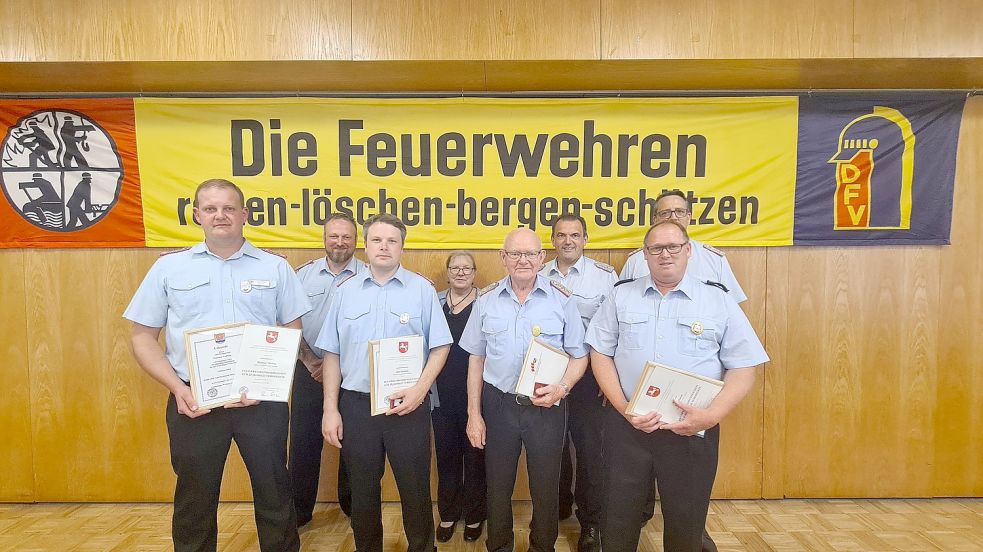 Geehrt wurden auf der Mitgliederversammlung in Völlenerkönigsfehn: (vorn, von links) Matthias Vahling, Jens Marzeion, Horst Dreyer und Alwin Stamm. Dahinter: (von links) Jens Schmidt, Gabriele Ostholthoff, Johann Waten und Frank Harms. Foto: Freiwillige Feuerwehr Westoverledingen