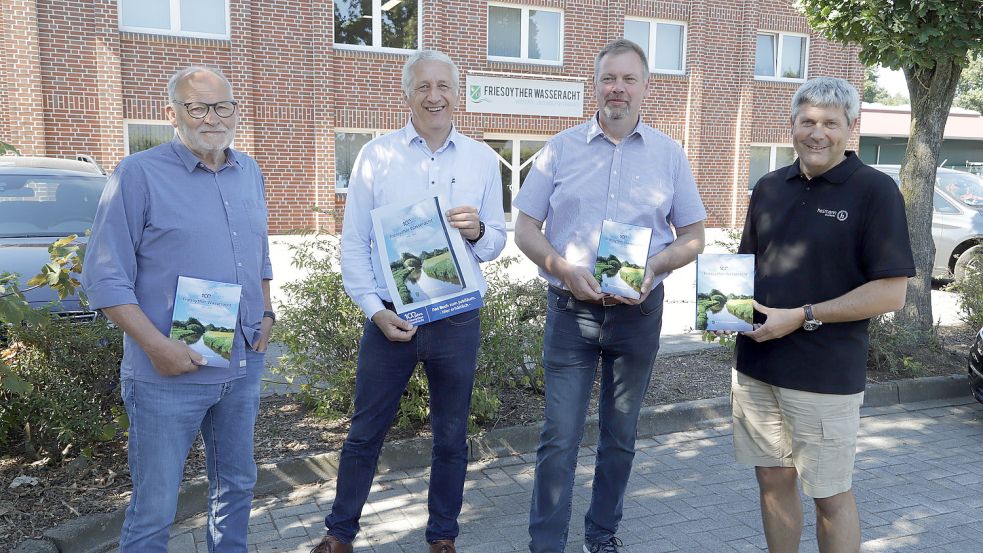 Das Buch „100 Jahre Friesoyther Wasseracht“ stellten (von links) Autor Martin Pille, Geschäftsführer Martin Windhaus, Vorsteher Norbert Schulte und Matthias Heimann von der Druckerei aus Dinklage vor. Foto: Passmann