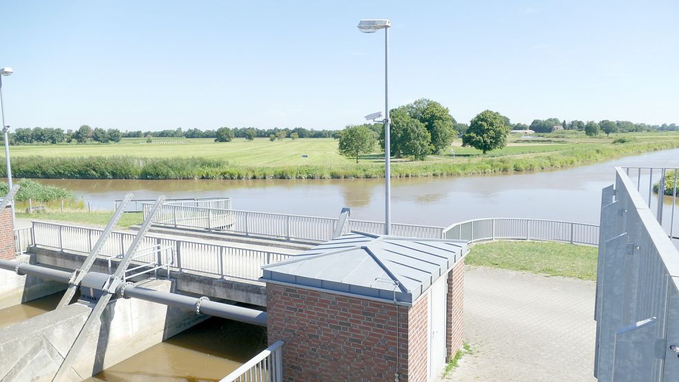 Bei Hochwasser wird das Sperrwerk am Holter Hammrich geöffnet und aus der Leda und dem Hauptfehnkanal fließt Wasser in den Polder. Foto: Wieking