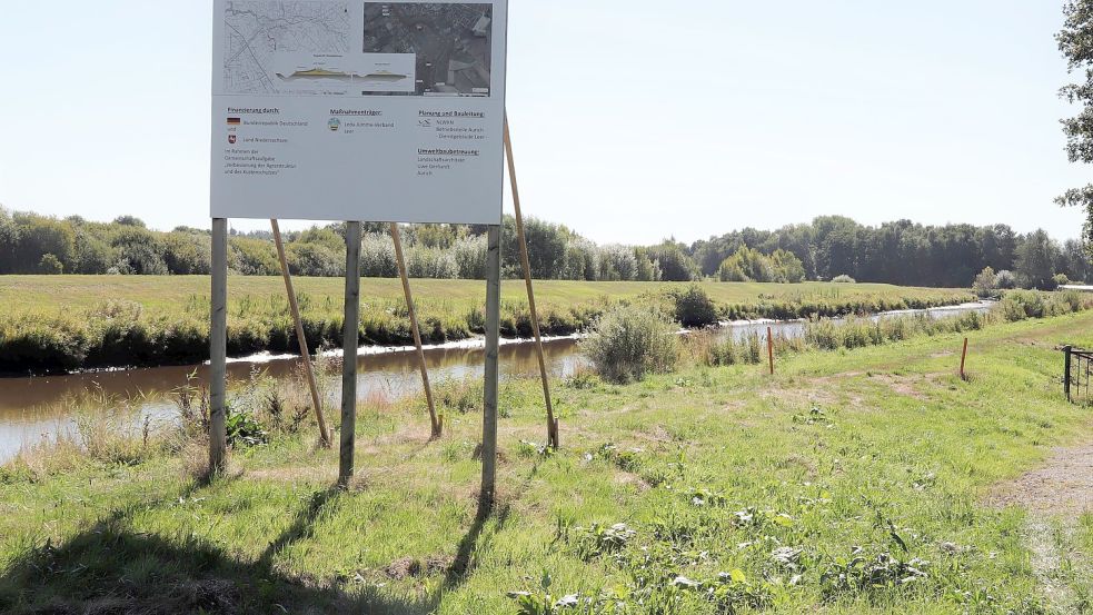 Der Leda-Jümme-Verband lässt im Auftrag von Bund und Land an der Soeste in Barßel einen neuen, höheren Deich bauen. Foto: Passmann