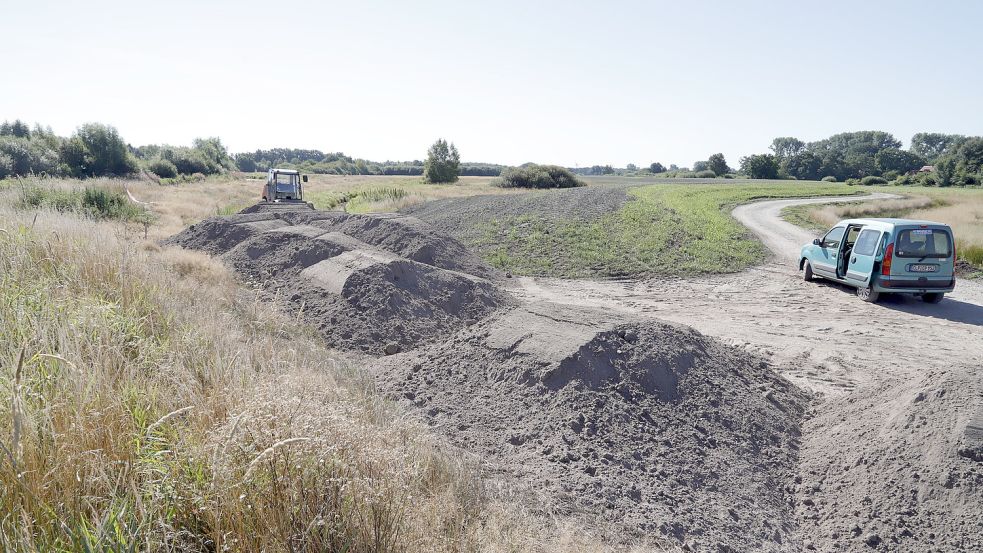 Rund einen Kilometer lang soll der neue Deich an der Soeste in Barßel. Er wird weiter vom Fluss weg liegen, um den Stauraum zwischen den Deichen zu vergrößern. Foto: Passmann