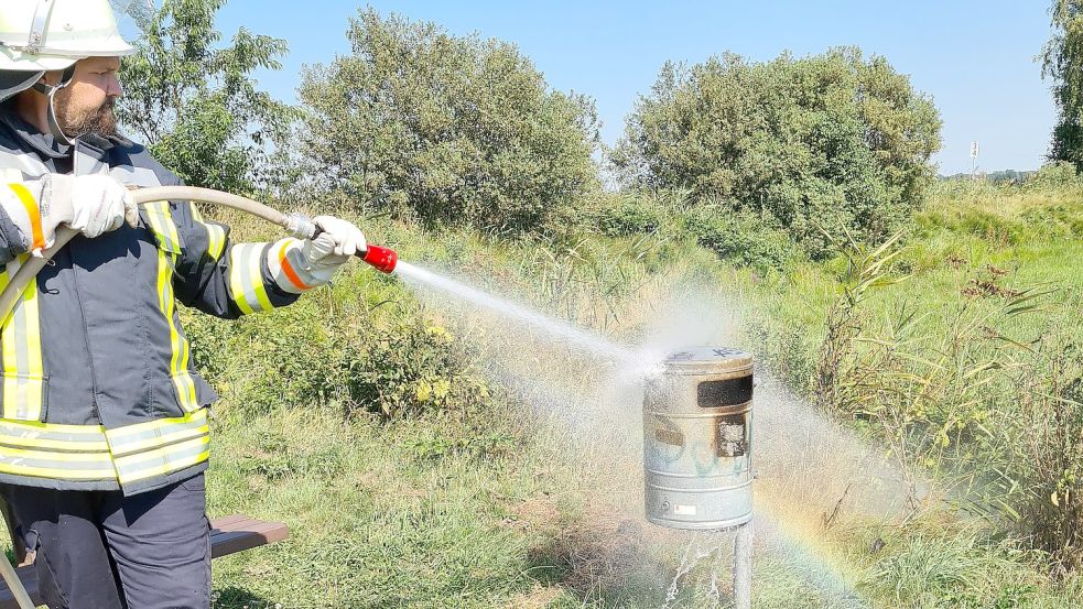 Eine kleine Fläche sowie ein brennender Mülleimer mussten in Großwolde gelöscht werden. Foto: Bruns/Gemeindefeuerwehr