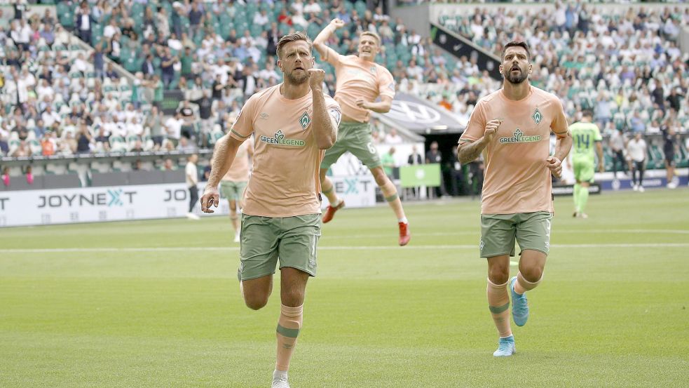 Möchten den ersten Heimsieg 2022/23 bejubeln: die Werder-Profis (von links) Niclas Füllkrug, Jens Stage und Anthony Jung. So beurteilt dk-Kolumnist Hans-Jürgen Gundelach die Aussichten des Teams vor der Partie gegen den VfB Stuttgart. Foto: imago images/Joachim Sielski