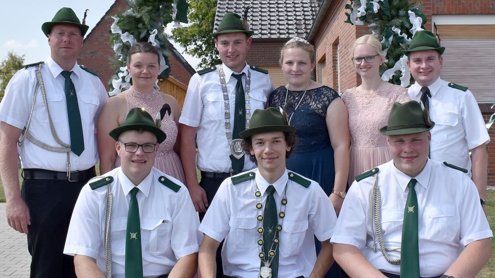 Der neue Ostrhauderfehner Schützenthron: (hinten, von links) 1. Adjutant Tim Hinrichs und Merle Block, König Marc Neeland und Königin Jennifer Engberts, Nina Geesen und 2. Adjutant Patrick Martini; (vorne) Jugendkönig Florian Trey (Mitte) und seine Adjutanten Till Grest (links) und Kai Grest. Foto: Zein