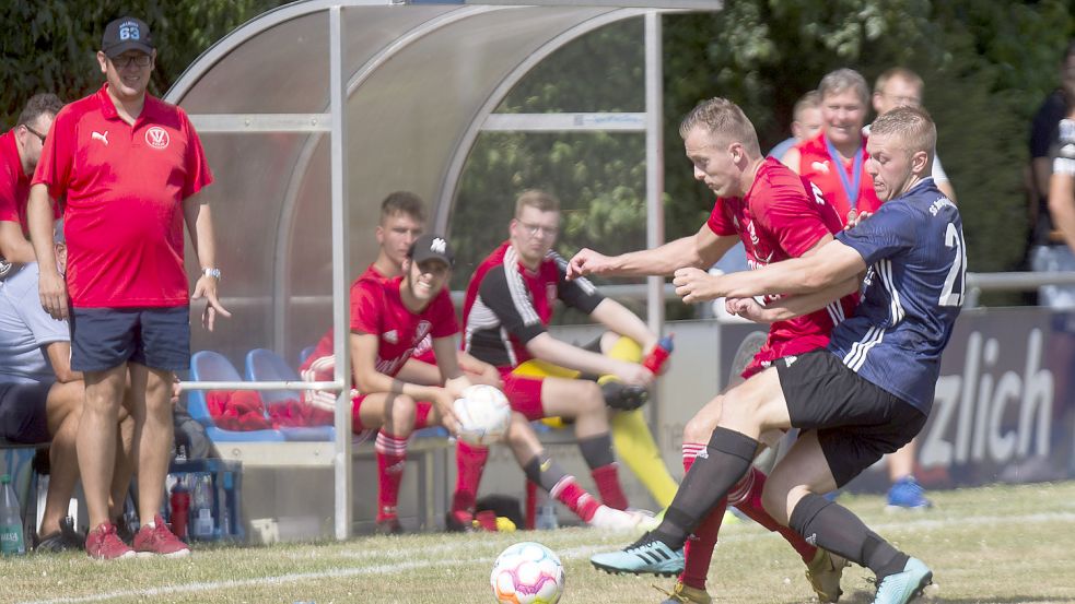 Das Leben schwer machte der Gastgeber (rechts Torben Welzel) den Bundern (links Arne Zimmermann). Foto: Doden/Emden