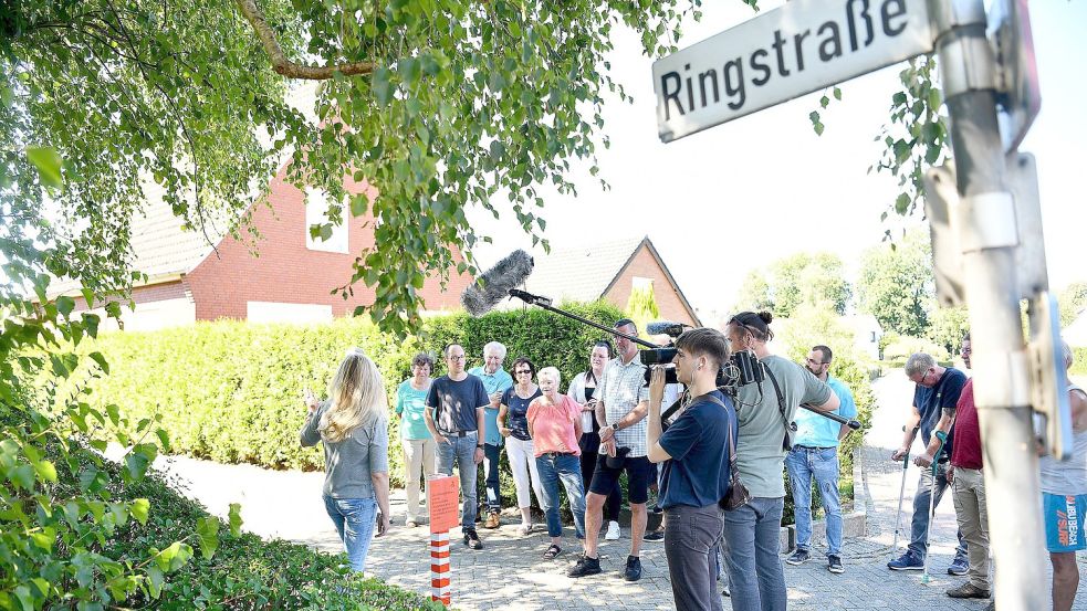 Die Anwohner berichteten einem Fernsehteam von ihren Bedenken. Fotos: Stromann