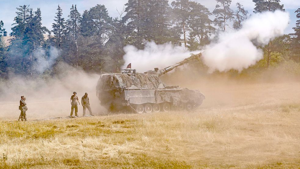 Verpflichtungen im Rahmen der Nato: Eine deutsche Panzerhaubitze bei einer multinationalen Artillerie-Feuerübung. Foto: dpa