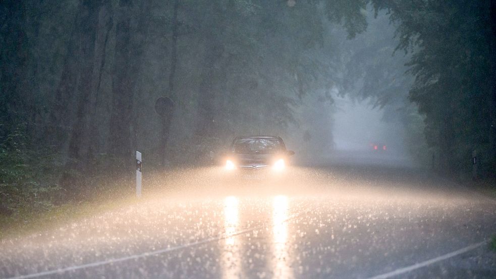 Passen Sie bei Gewitter und Starkregen Ihre Fahrweise an. Foto: Julian Stratenschulte/dpa