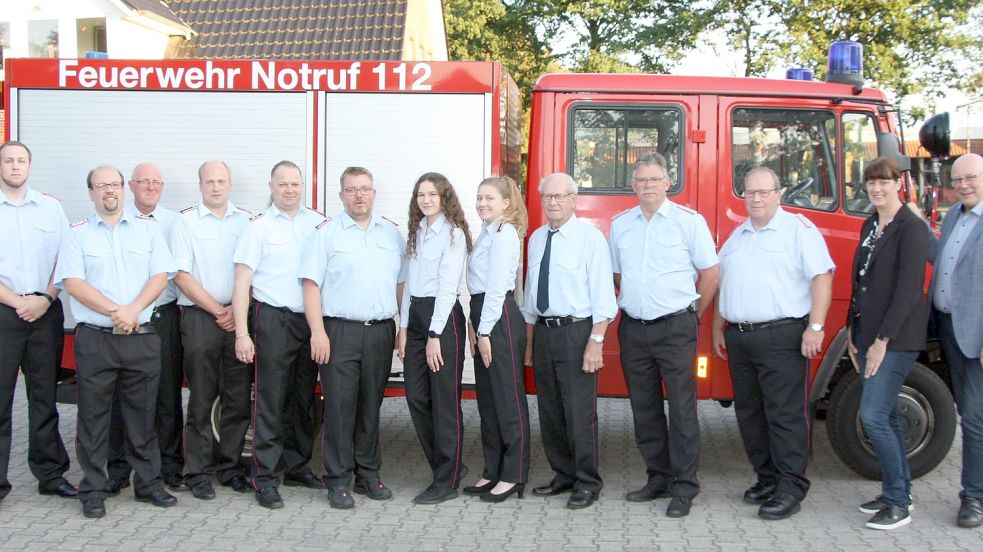 Das Foto zeigt (von links) Chris Büscher, Mirco Christel, Wolfgang Otting, Thomas Südtmann, Holger Harms, Christian Harms, Marike Luttmann, Mareike Bergmann, Artur Bußmann, Alfred Willms, Dieter Gerdes, Silke Krallmann und Kau-Uwe Zeusel. Foto: Privat/Feuerwehr