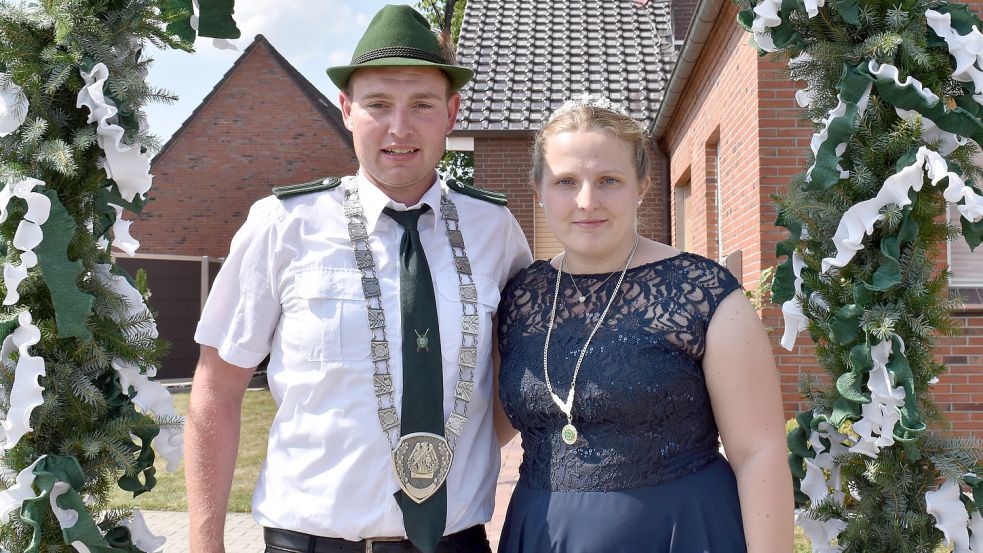 Marc Neeland ist seit Samstag Schützenkönig von Ostrhauderfehn. Zu seiner Königin ernannte er Lebensgefährtin Jennifer Engberts. Foto: Zein