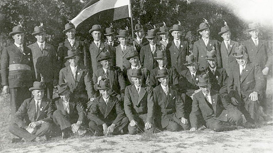 Das Bild aus der Chronik zeigt die Mitglieder des Schützenvereins „Gut Ziel“ Strücklingen nach der Namensänderung 1953. Der Verein war 1922 mit dem Namen „Gut Ziel“ Bollingen gegründet worden. Foto: Archiv Schützenverein „Gut Ziel“ Strücklingen